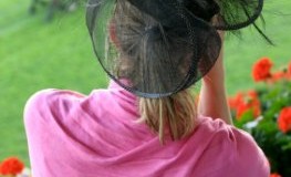 Ascot - eine Dame mit ausgefallenen Hut auf dem Kopf