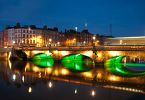 Dublin bei Nacht, die Brücke führt über den Liffey