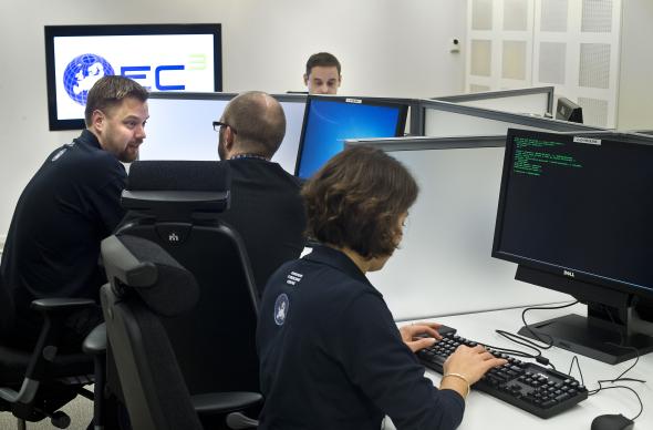 Europol: Mitarbeiter des Cybercrime Centre in Den Haag bei der Arbeit.