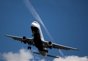 Flugzeugabgase - Flugzeuge verursachen Kondensstreifen am Himmel
